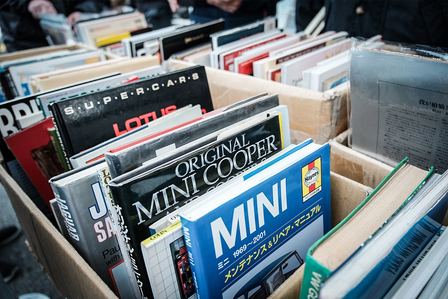 レアなカーグッズや書籍・カタログ漁りもカーミーティングイベントの醍醐味！