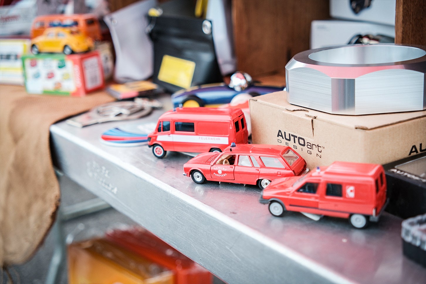 レアなカーグッズや書籍・カタログ漁りもカーミーティングイベントの醍醐味！