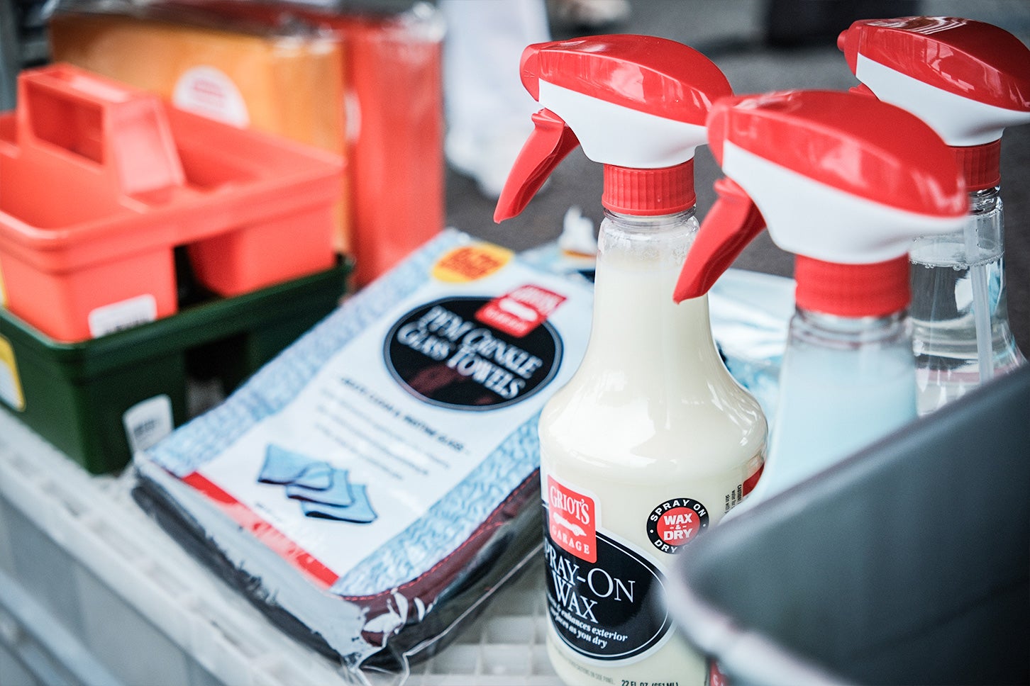 レアなカーグッズや書籍・カタログ漁りもカーミーティングイベントの醍醐味！