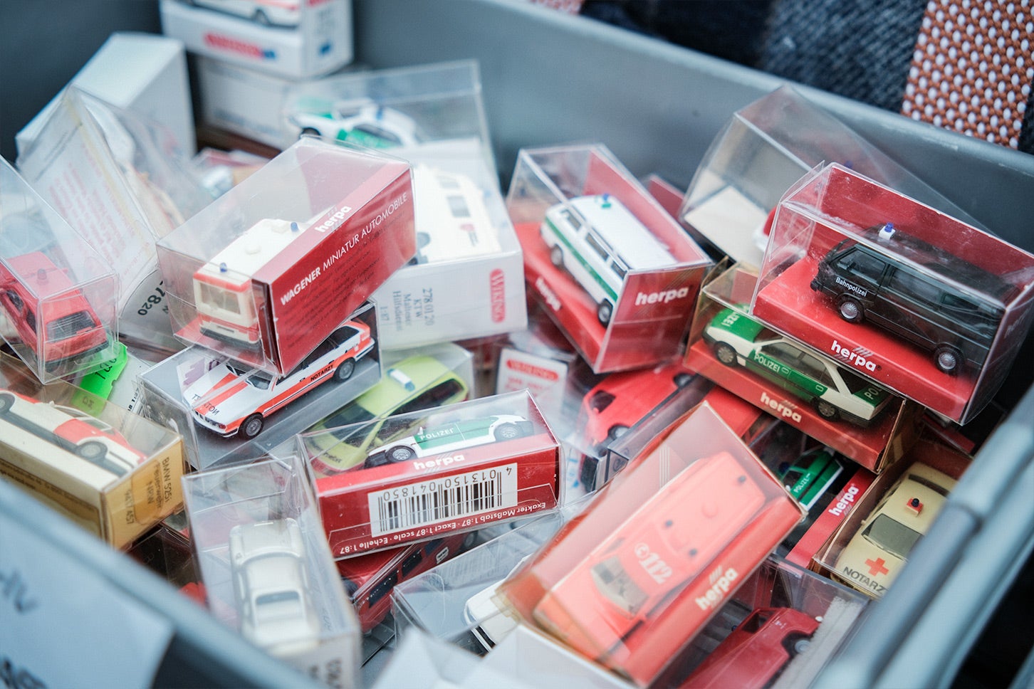 レアなカーグッズや書籍・カタログ漁りもカーミーティングイベントの醍醐味！