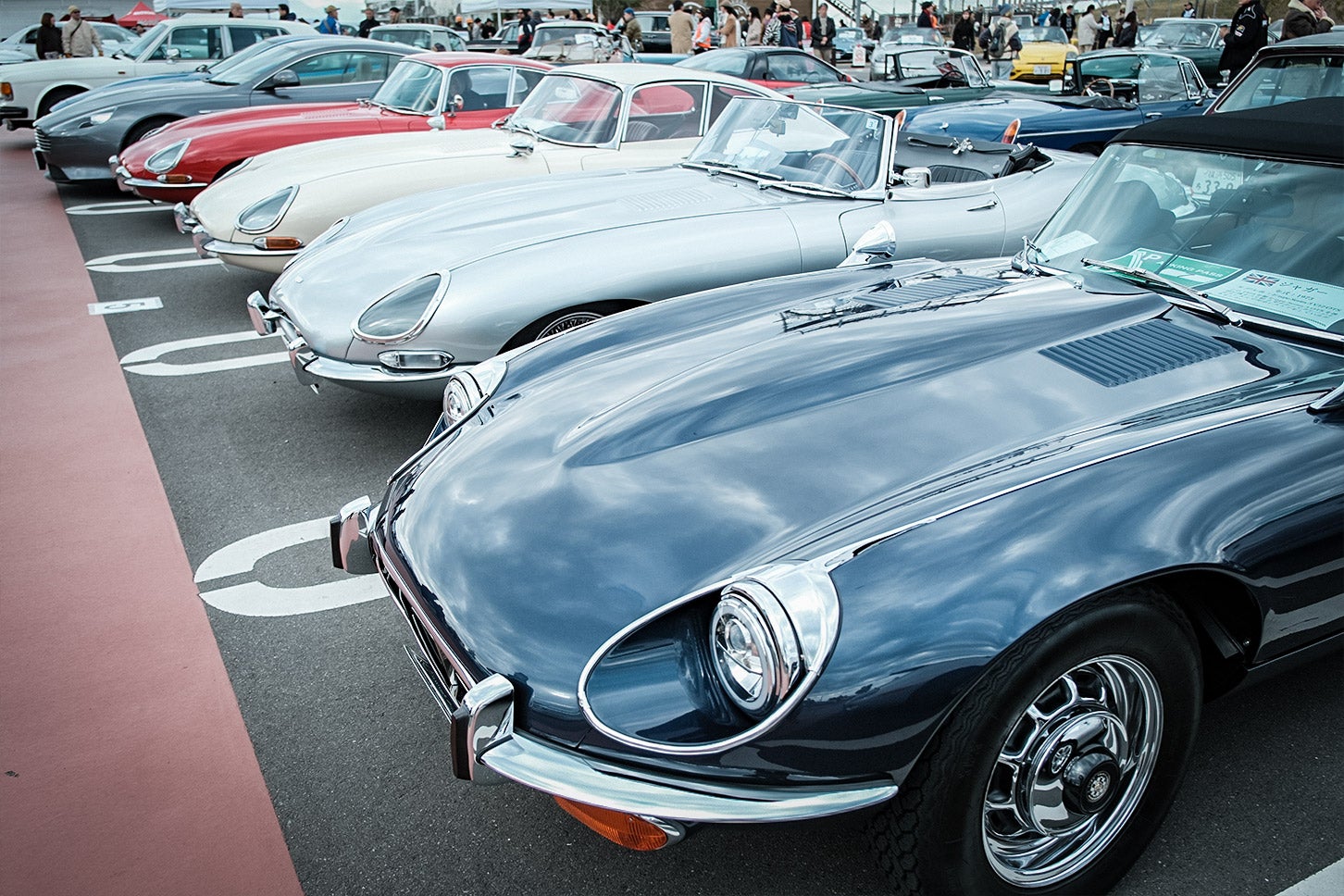 1961-1975年にかけて販売されたジャガー「Eタイプ」がズラリと並ぶ