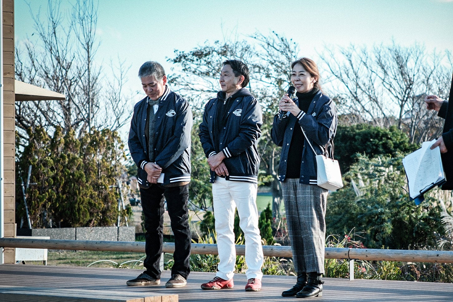 リバイバルカフェ店長の大家さん（写真中央）と、オーナーの三崎さん（写真右）。三崎さんの愛車は、トライアンフ「スピットファイアMK.1（1965年）」