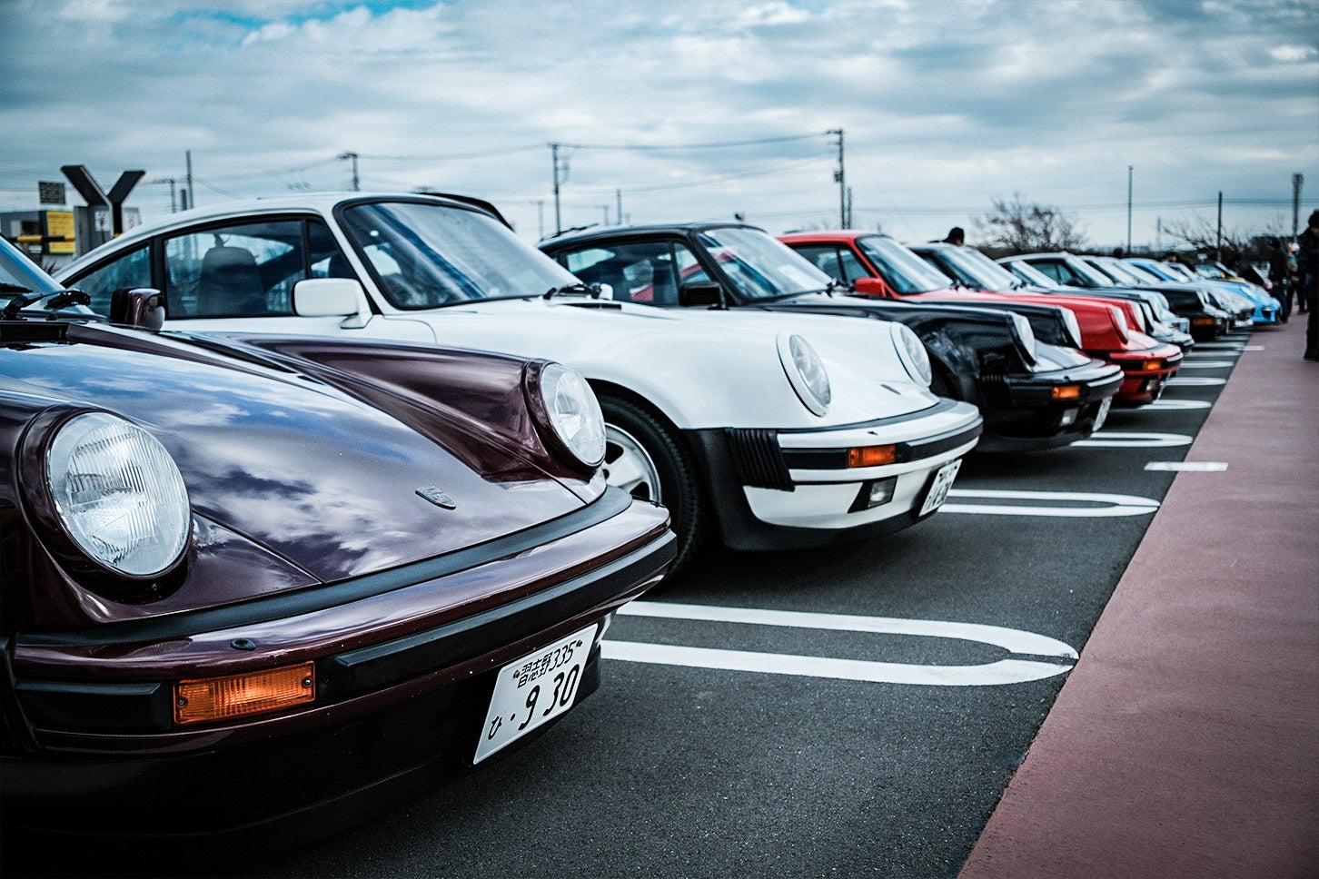 ポルシェ911（930カレラ）などがズラリと並んでいた