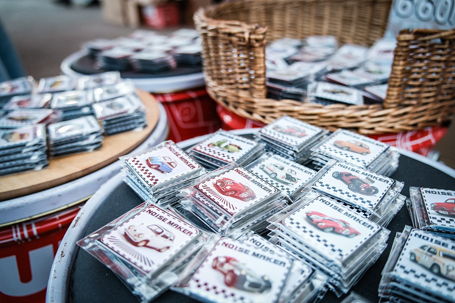 レアなカーグッズや書籍・カタログ漁りもカーミーティングイベントの醍醐味！