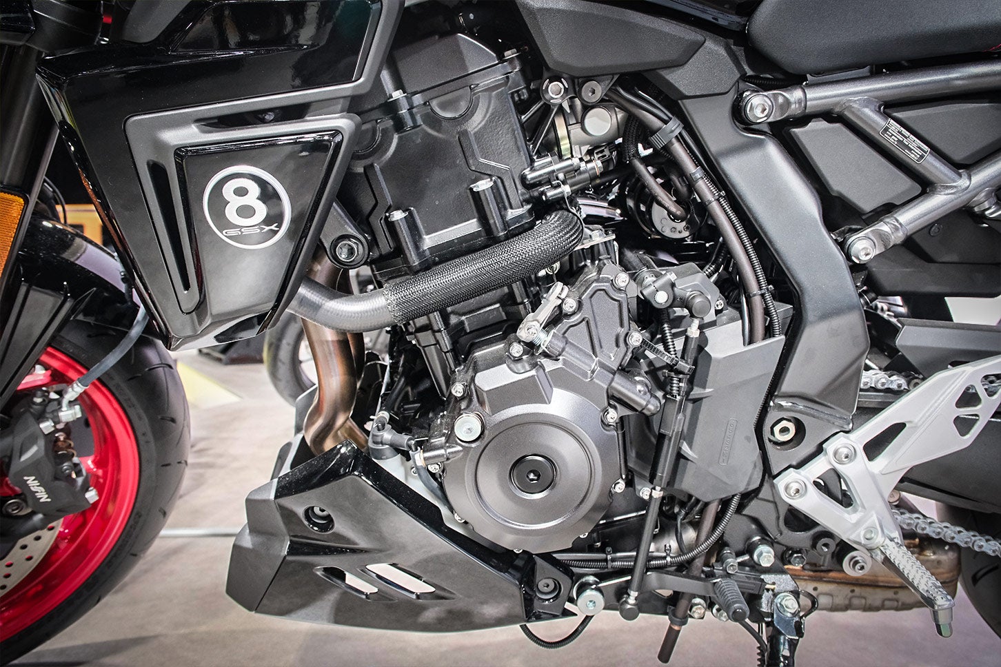 GSX-8T/8TTでは776cc並列2気筒エンジンを採用。各所に散りばめられたビリヤードの8ボール意匠も、眺めるたびにテンションが上がる要素だ。