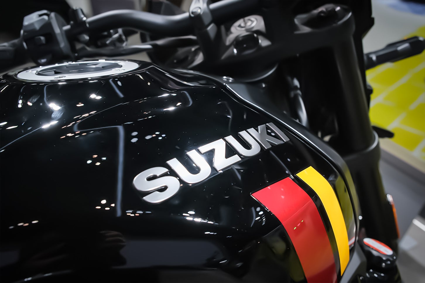 また、タンク容量はGSX-8Sが14.0Lであるのに対し、8T／8TTでは16.5Lへと拡大。8TTにあしらわれた「SUZUKI」ロゴは、ペイントではなく立体造形となっており、よりリッチな印象を与える。