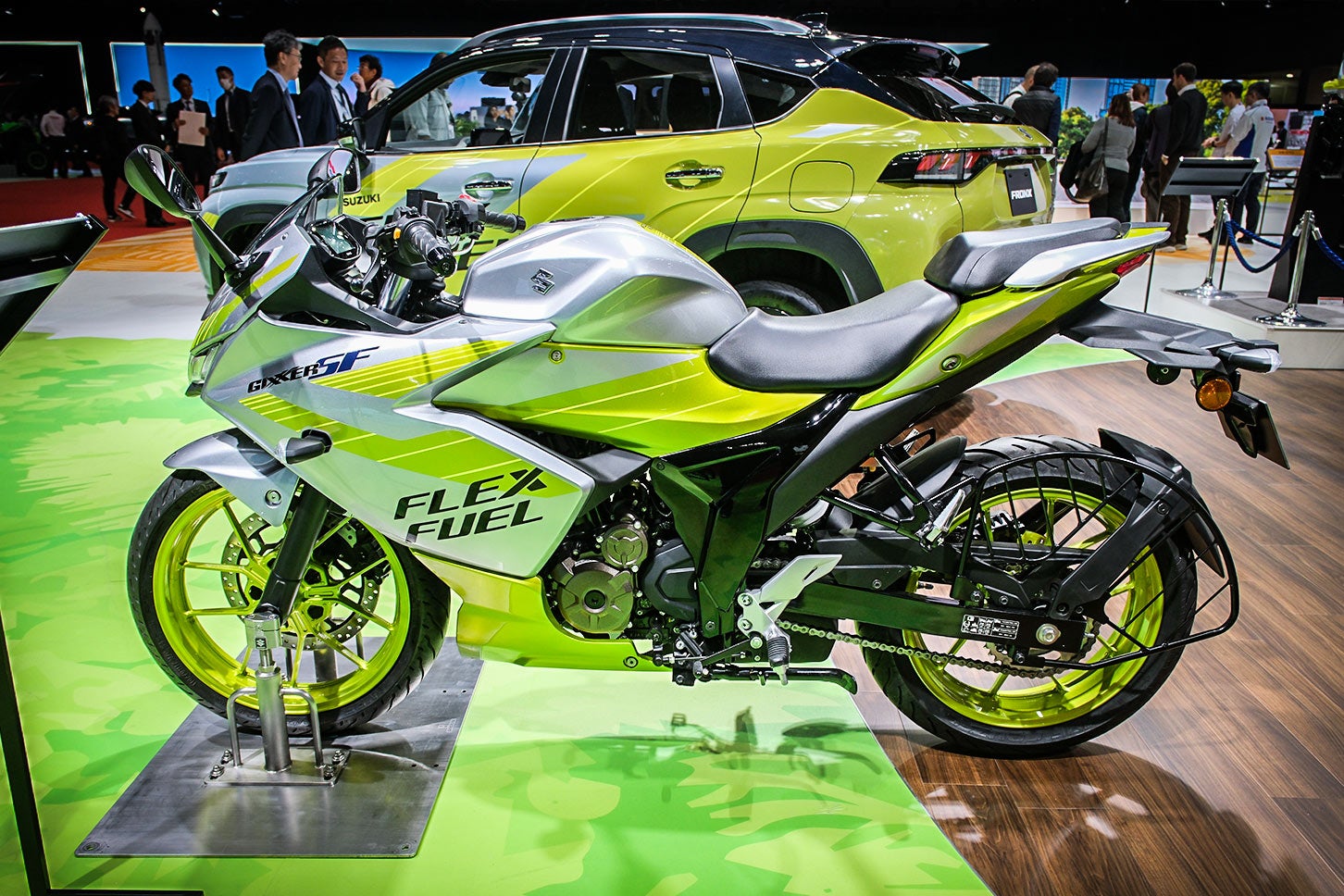 スズキ ジクサーSF 250FFVは、ガソリンでもバイオエタノール燃料でも走れるバイクだ。