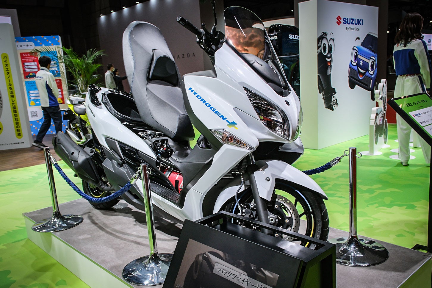 水素エンジンで走るバーグマン（技術展示車）