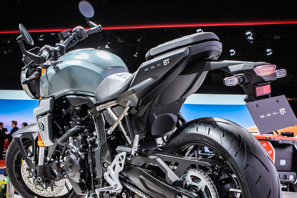 251220-suzuki-gsx-8t-21-