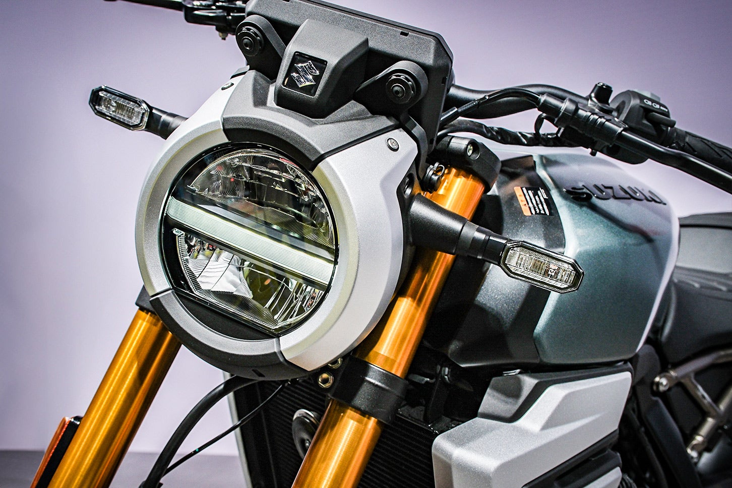 GSX-8Tの丸目ヘッドライトは、T500といった過去のモデルに採用されていたフラットボトムライトを意識したもの。