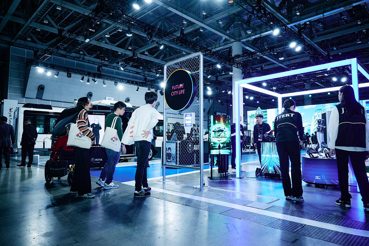 エントランスを抜けた瞬間、視界がふっと開ける。そこにあったのは、未来という言葉がしっくりくる、少し非日常な空間。さて、この先にはどんなモビリティが待っているのだろう。