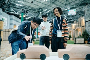 「Out of KidZania in Japan Mobility Show 2025」の「日本カーモデラー協会」ブースにて。カーモデラーのクレイモデルを作る仕事といえば、みんなの夢でしょ。