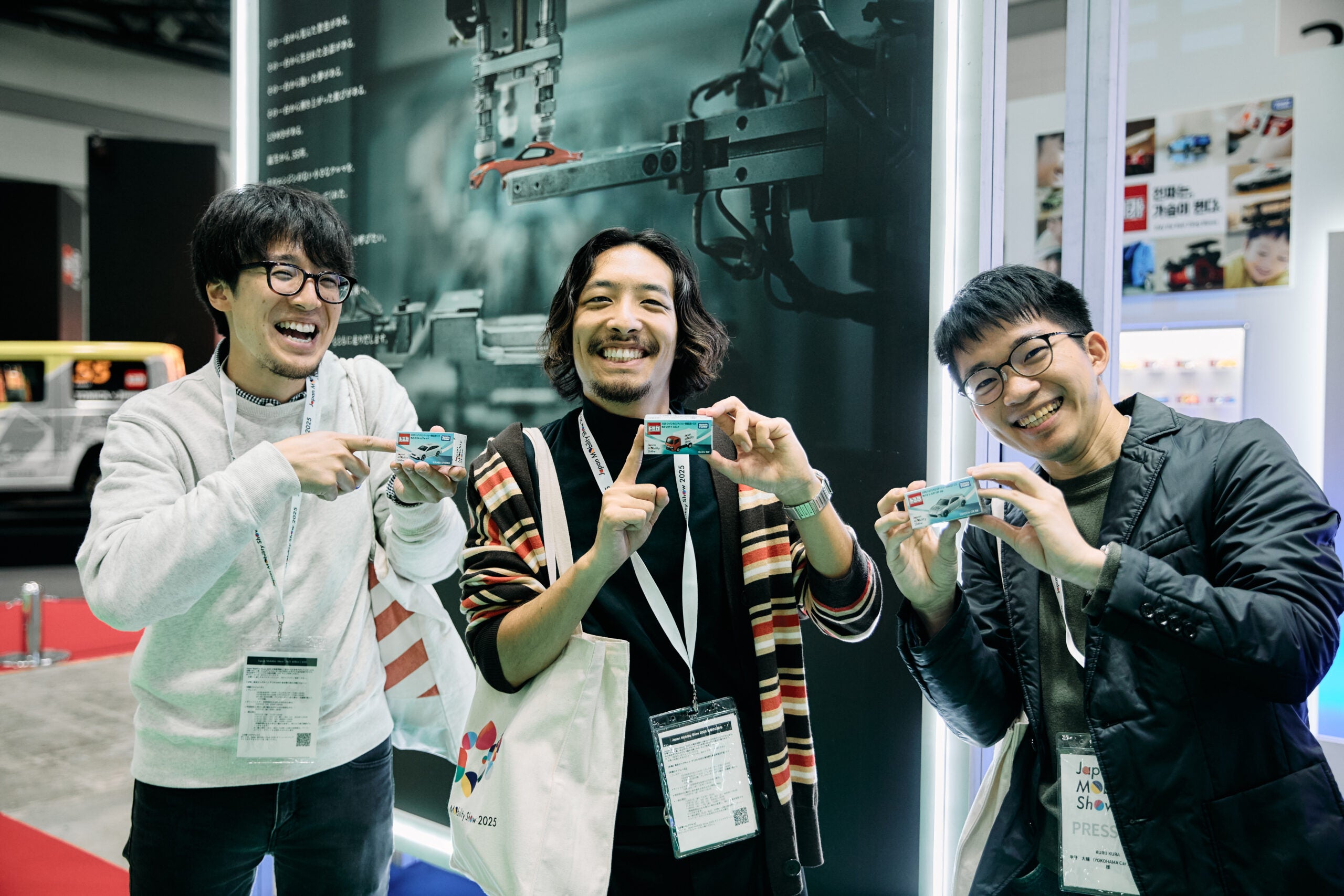 YCSのメンバー3名。左から本田浩隆（愛車：シトロエン BX19TZi）、後藤和樹（愛車：いすゞ ピアッツァXE）、甲野大輔（愛車：ホンダ S2000）。モビショー限定トミカを無事にゲットしてニッコリ。