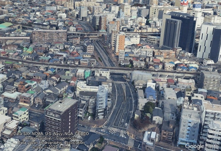 船橋市の都市計画道路「南本町馬込町線」の開通済み区間である船橋駅西側（Google Earthより）