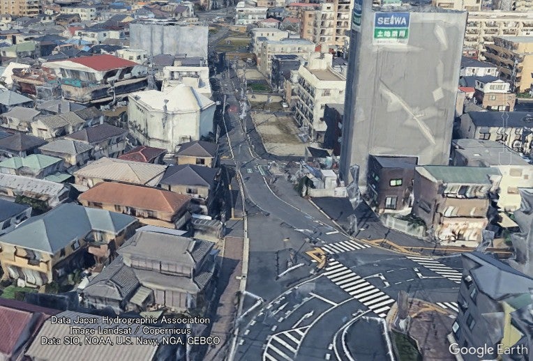 船橋市の都市計画道路「南本町馬込町線」の事業中区間である東海神駅周辺（Google Earthより）