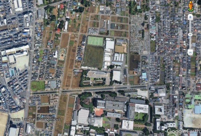 新五日市街道のうち、先行開通した武蔵野美術大学前。ほんの一部だけが完成形になっている。