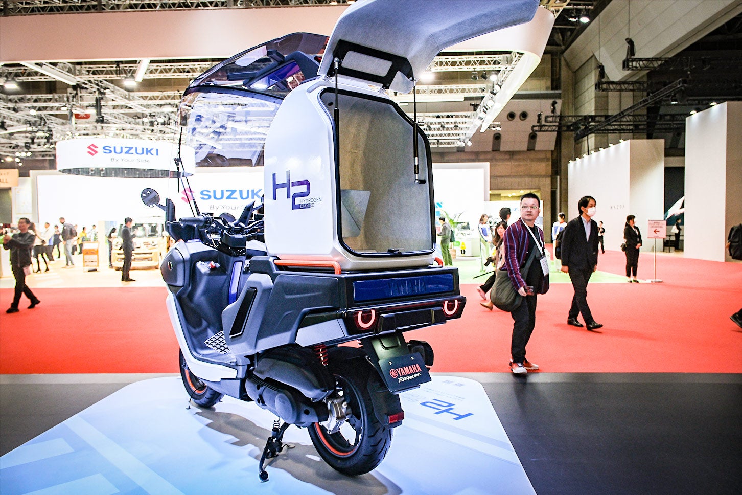 「H2 Buddy Porter Concept」はトヨタとヤマハが共同開発した水素エンジン搭載二輪車。