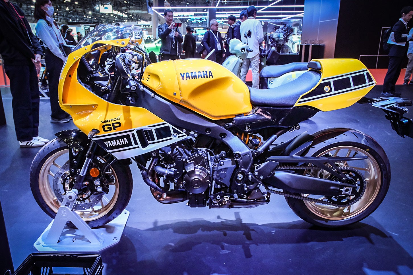 伝説のライダー「ケニー・ロバーツ」が乗ったYZR500をオマージュしたXSR900GPのボディカラー「インターカラー（ストロボカラー）」