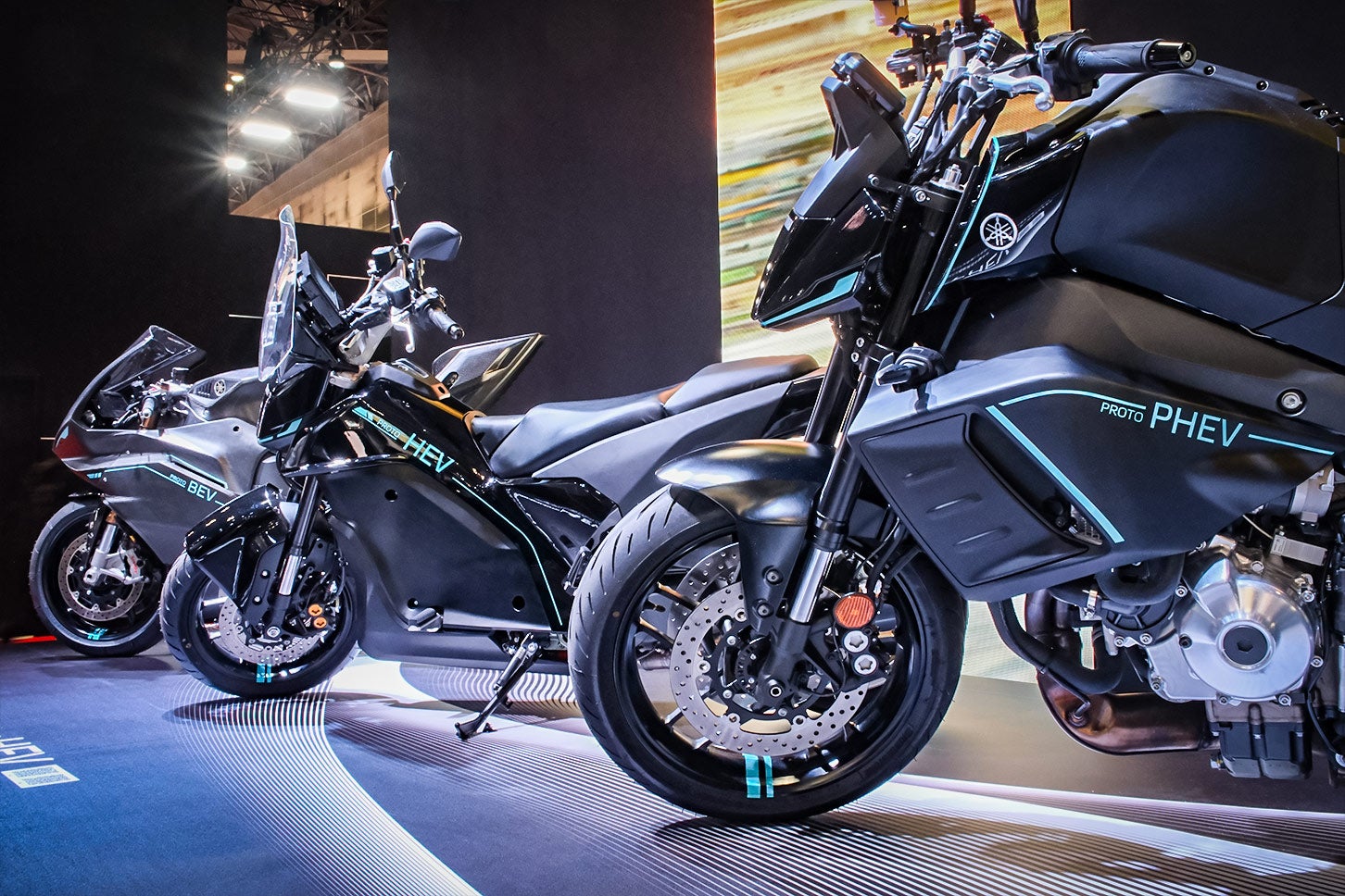 写真左からプロトBEV / HEV / PHEV