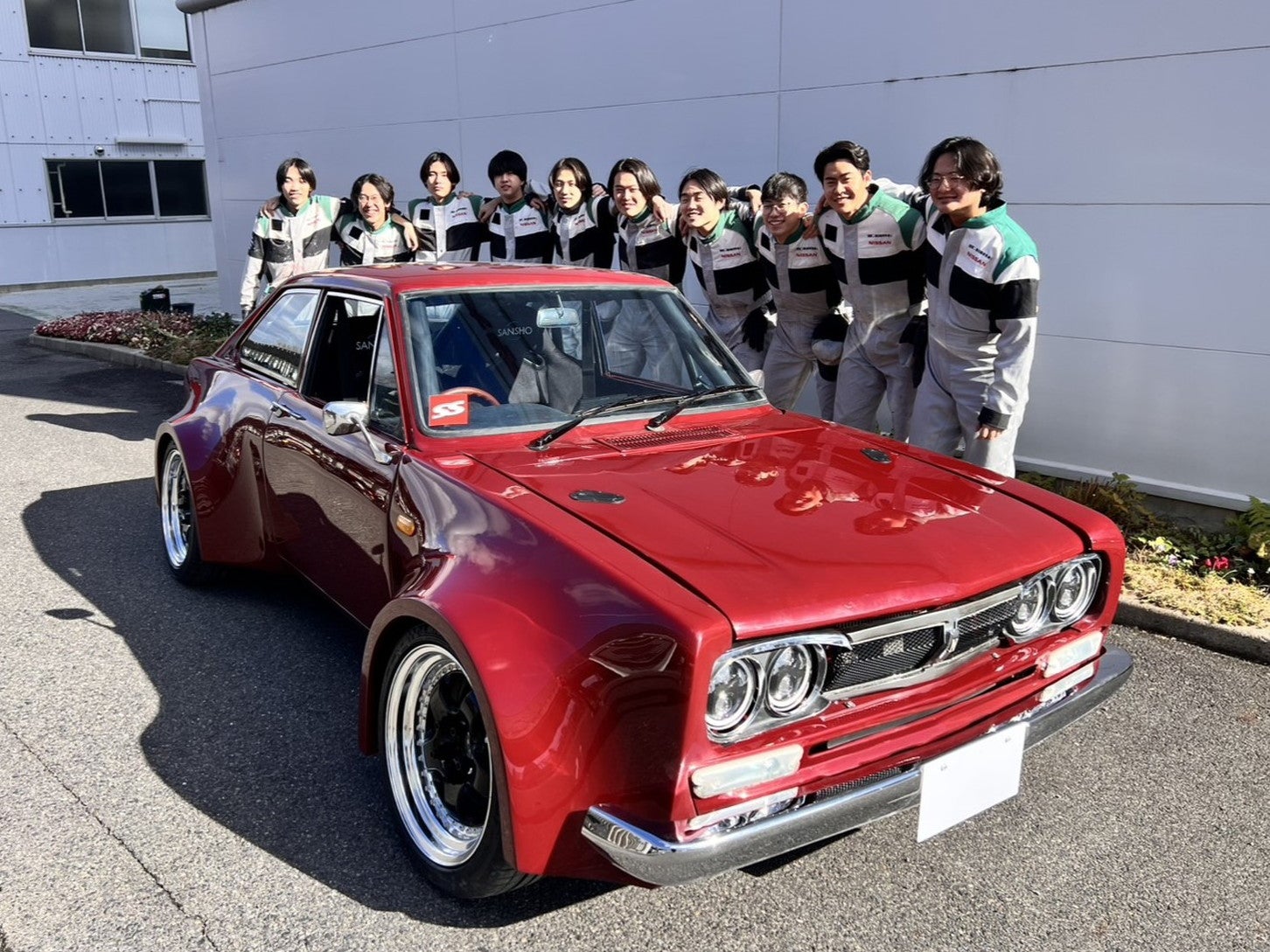 「サニースカイライン」を製作した日産京都自動車大学校 自動車整備・カスタマイズ科の4年生。