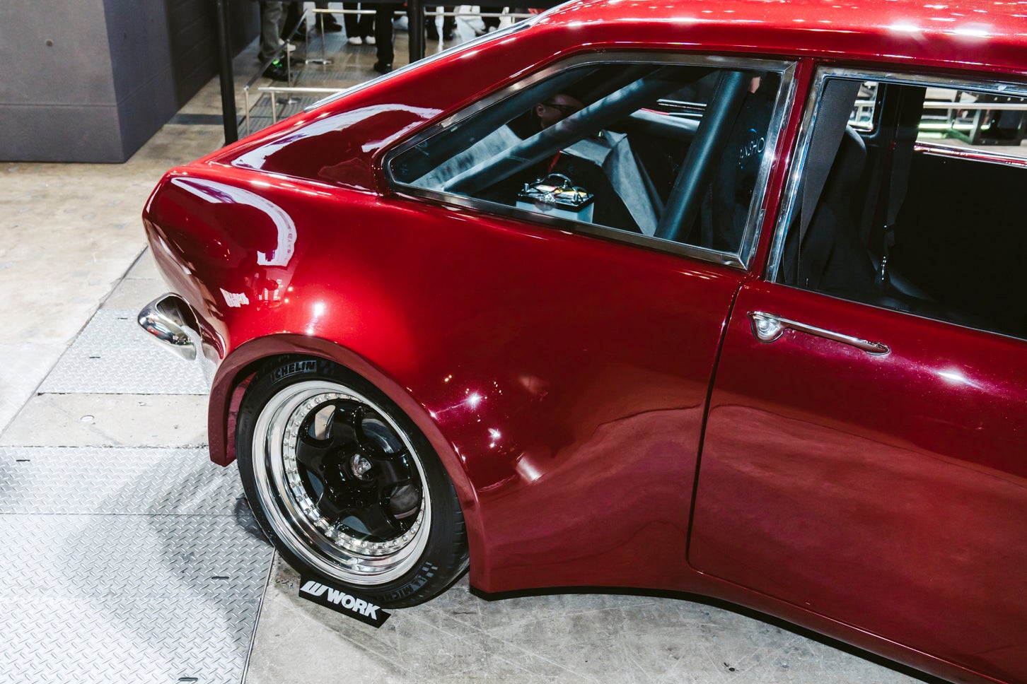 滑らかで美しいオーバーフェンダーは調整に苦労したという。