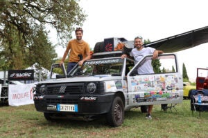 マッテオさん（向かって左）と、ロベルトさん（向かって右）は、“サイバー・パンディーノ”でモンゴル・ラリーに参加・完走した。