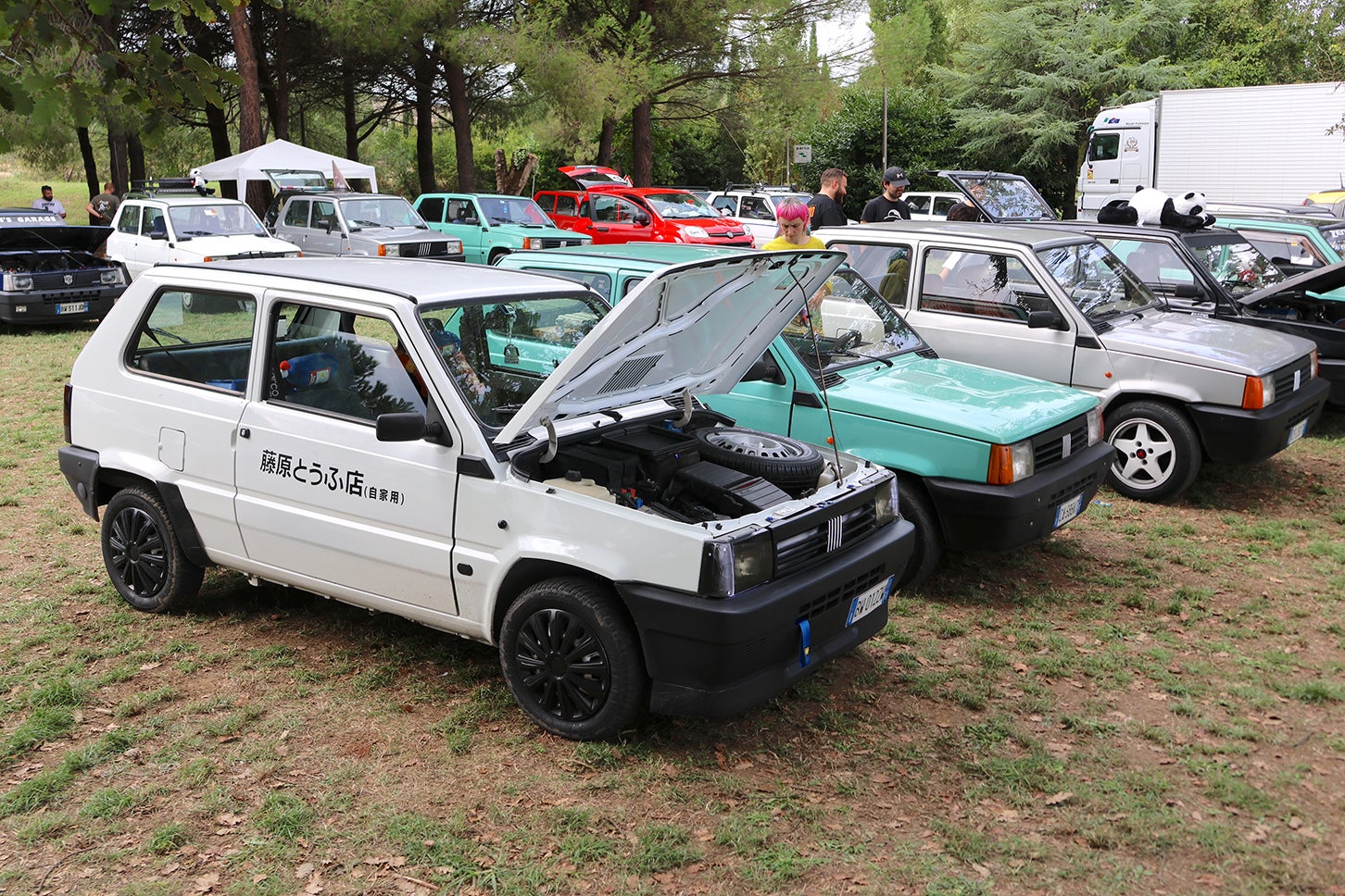 やはり多数派は初代。オーナーが『頭文字D』ファンと思われる参加車（手前）も。