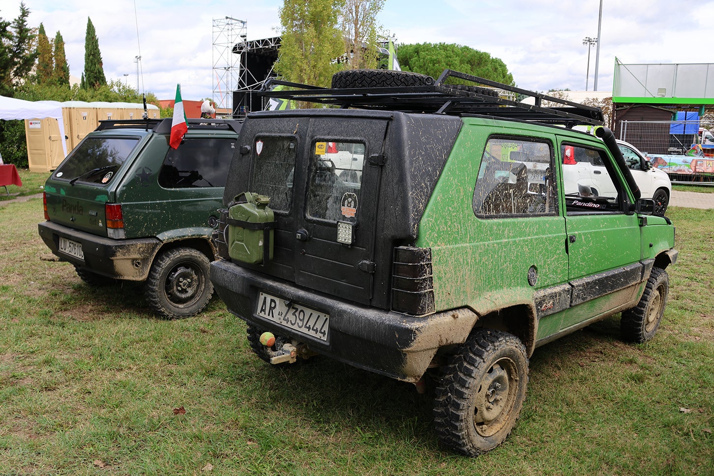 現役時代は仕事車として街中を走り回っていたパンダバン（手前）も、今はイカしたレジャーカーである。