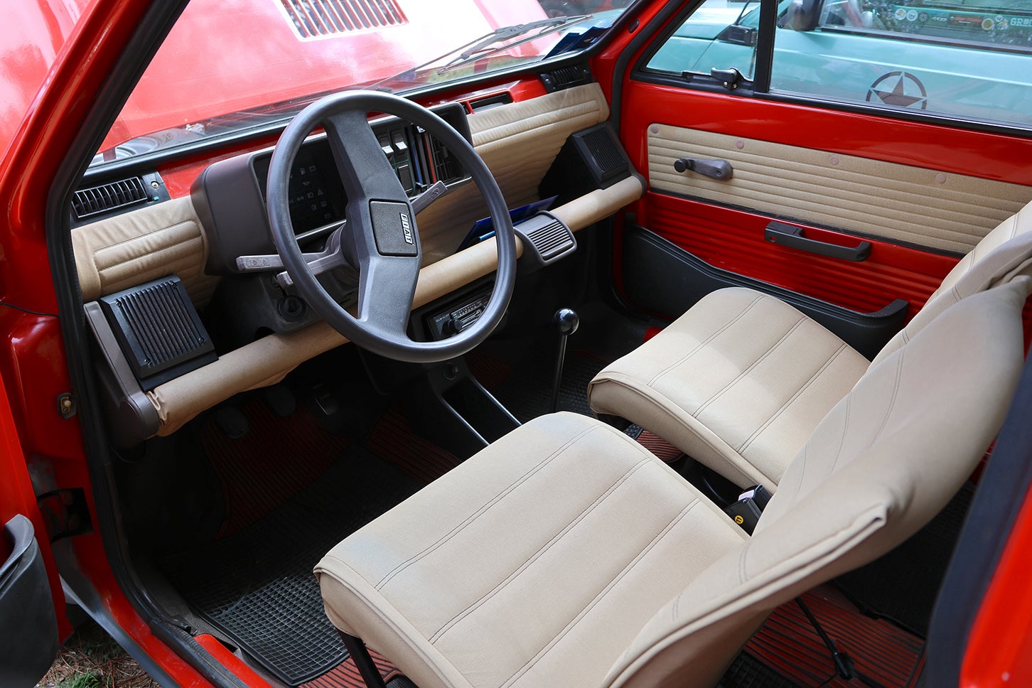 その室内。1970年代末にジョルジェット・ジウジアーロが描いたスケッチをほぼそのままカタチにしている。