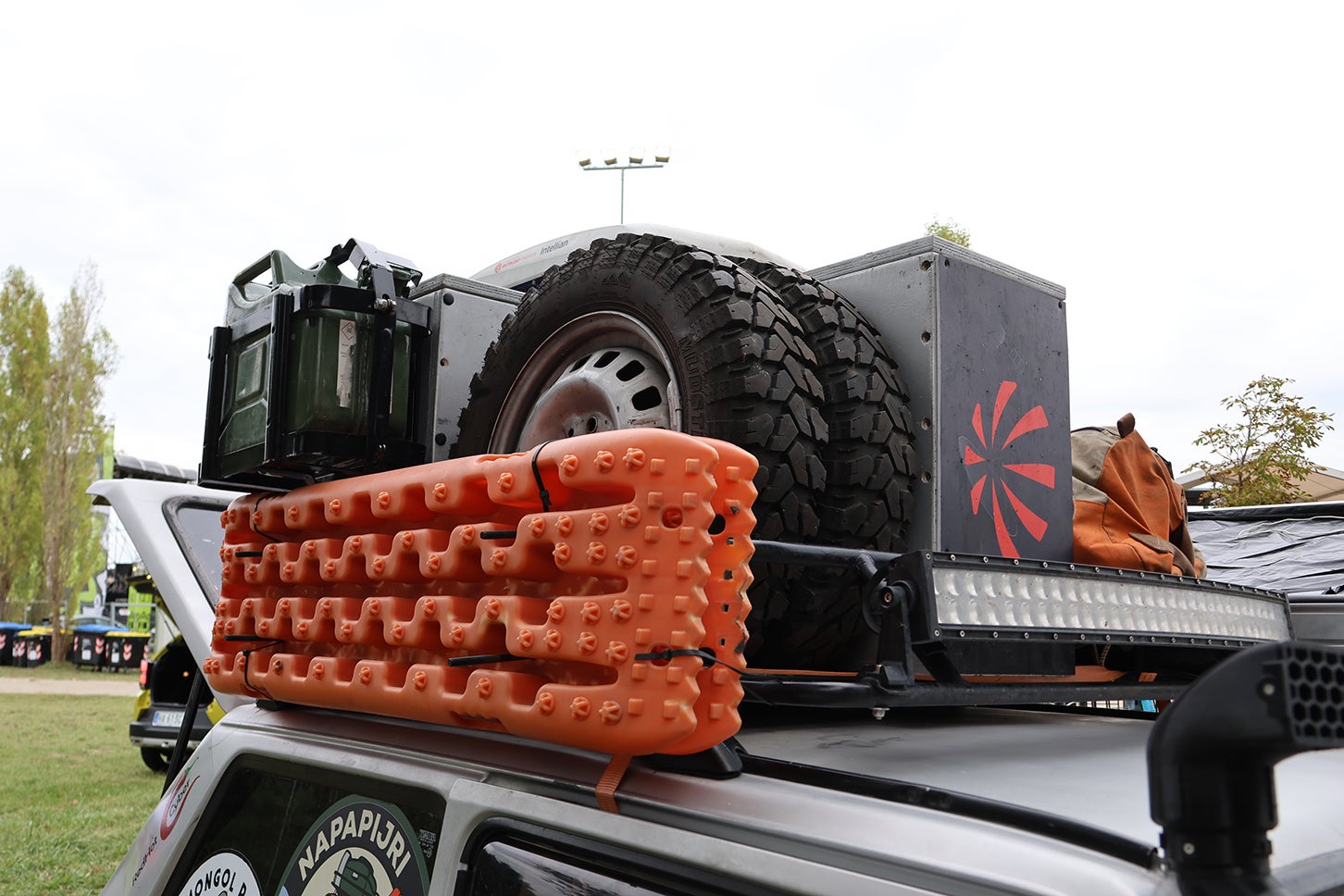 オレンジ色のスタック脱出用ラダーといい、その他のアイテムといい積載方法にセンスを感じる。