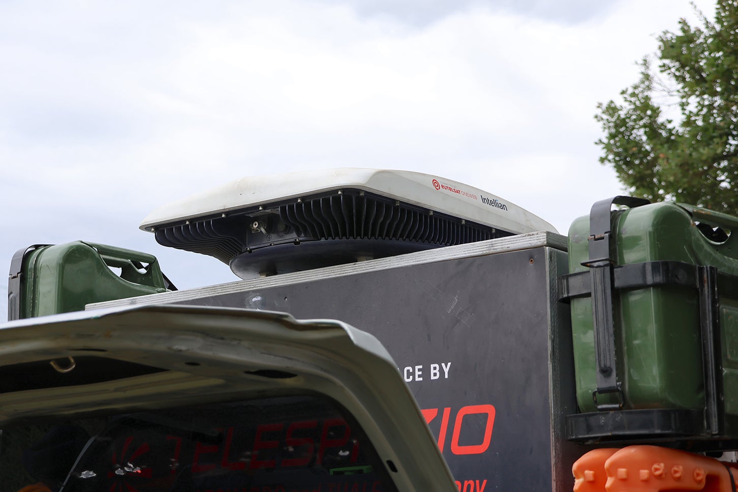 最上部にはユーテルサット製低軌道衛星通信システムのアンテナが。