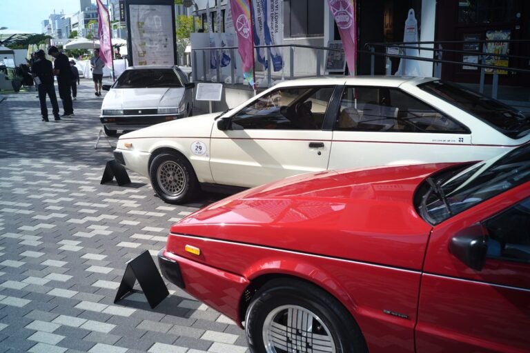 写真左奥がアッソ・ディ・フィオーリ、手前の2台がピアッツァだ