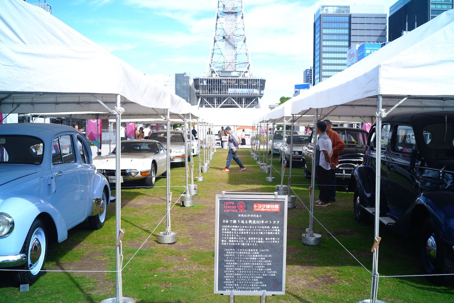 トヨタAC型を筆頭に、トヨペットクラウンやセルシオなどトヨタ博物館所蔵の⾞両が並ぶ