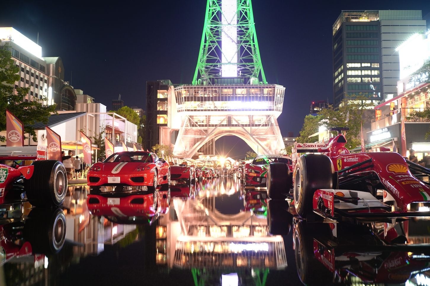 水面への映り込みと煌びやかな照明により、昼間とはまた別の美しき姿へと変わった、真っ⾚なスペチアーレたち