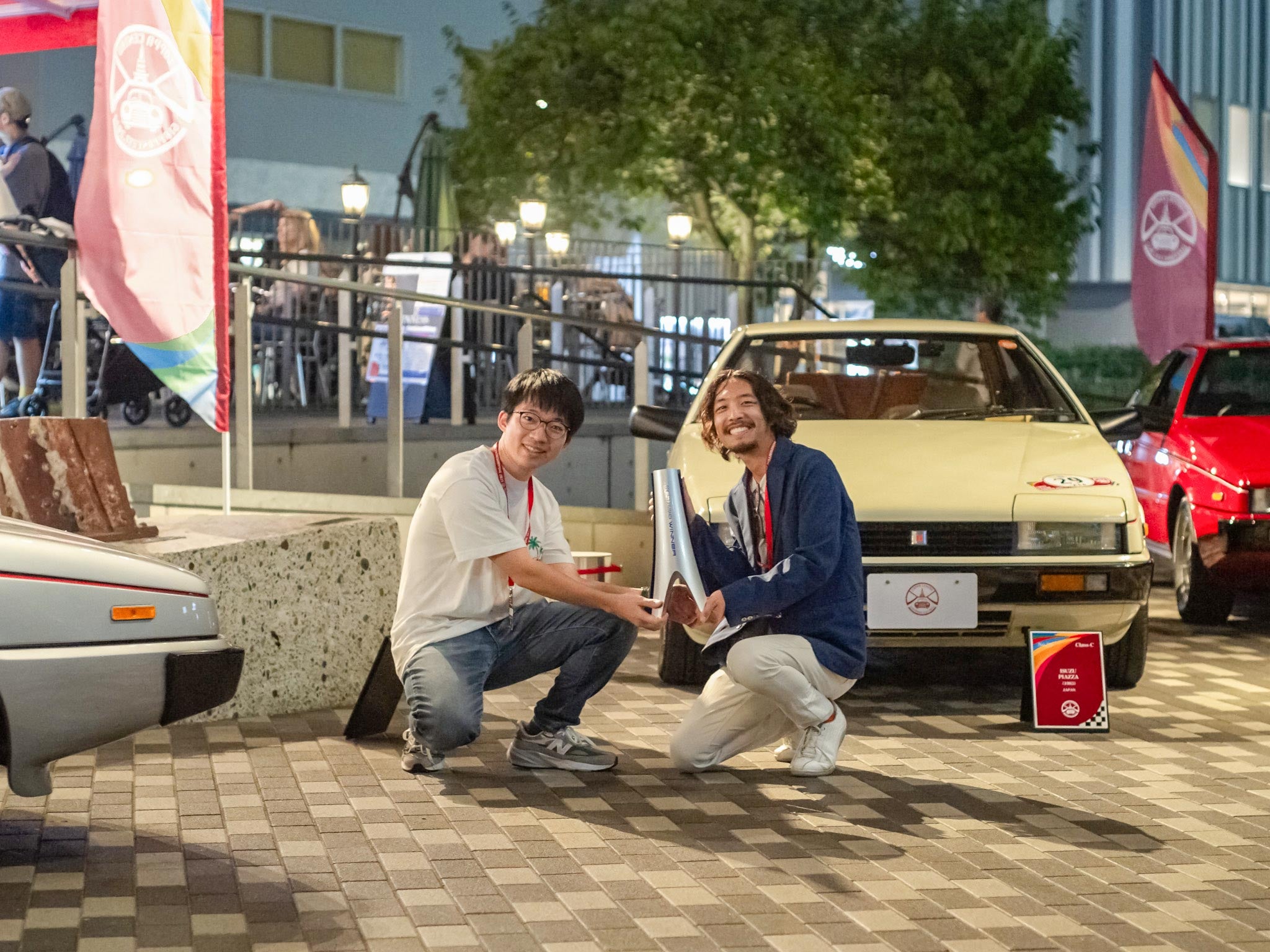 受賞式後にMIRAI TOWER下にて、今回、イベントにはYCS甲野（写真左）も同行。 写真＝火星探査者