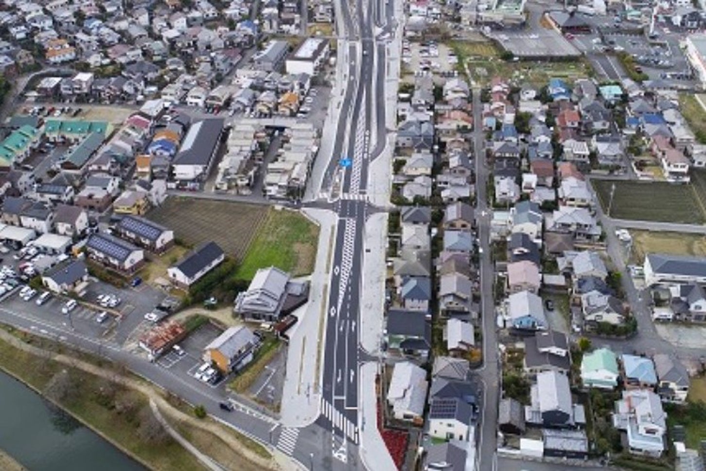 いかるがパークウェイの開通区間の様子。