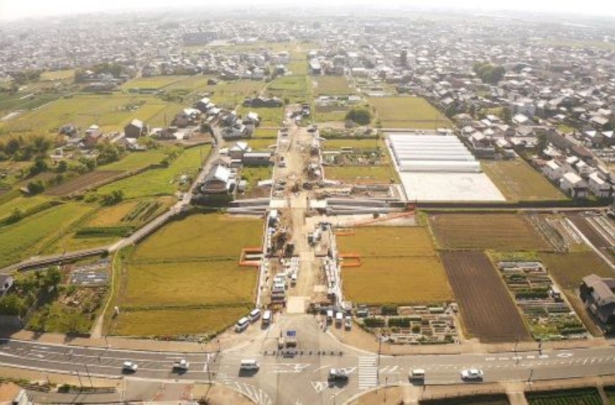 いかるがパークウェイ（西側区間）工事中の様子。