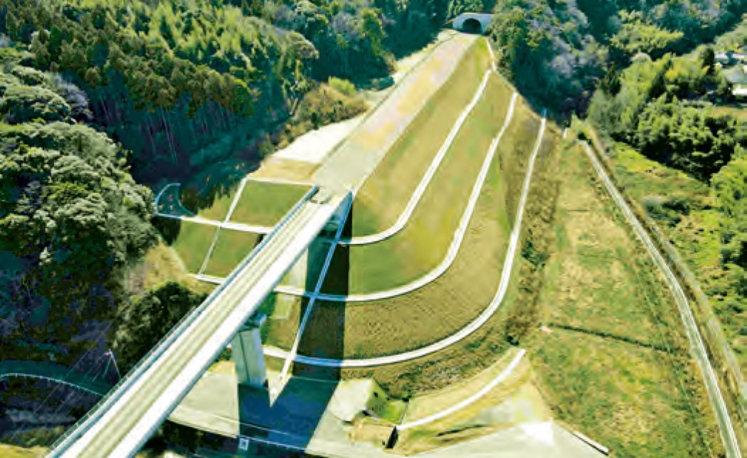 三隅・益田道路の岡見川橋。