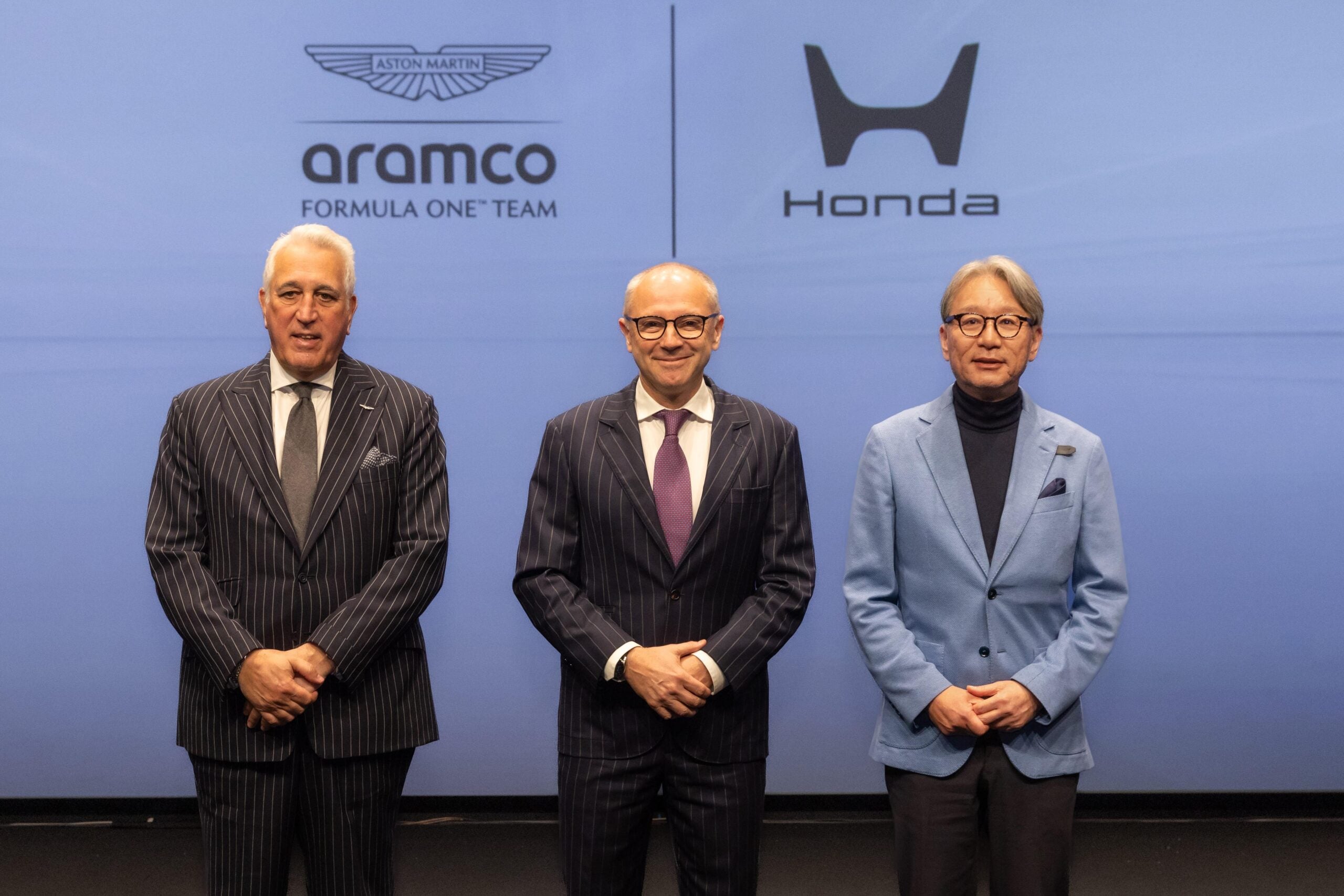 写真左からアストンマーティン・アラムコF1チームのローレンス・ストロール エグゼクティブ・チェアマン、フォーミュラワングループのステファノ・ドメニカリCEO、ホンダの三部敏宏社長