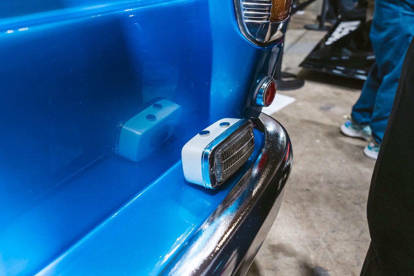 トランクを開けるためには、バックランプの上にある小さな磁石をバックランプの裏側に近づける。