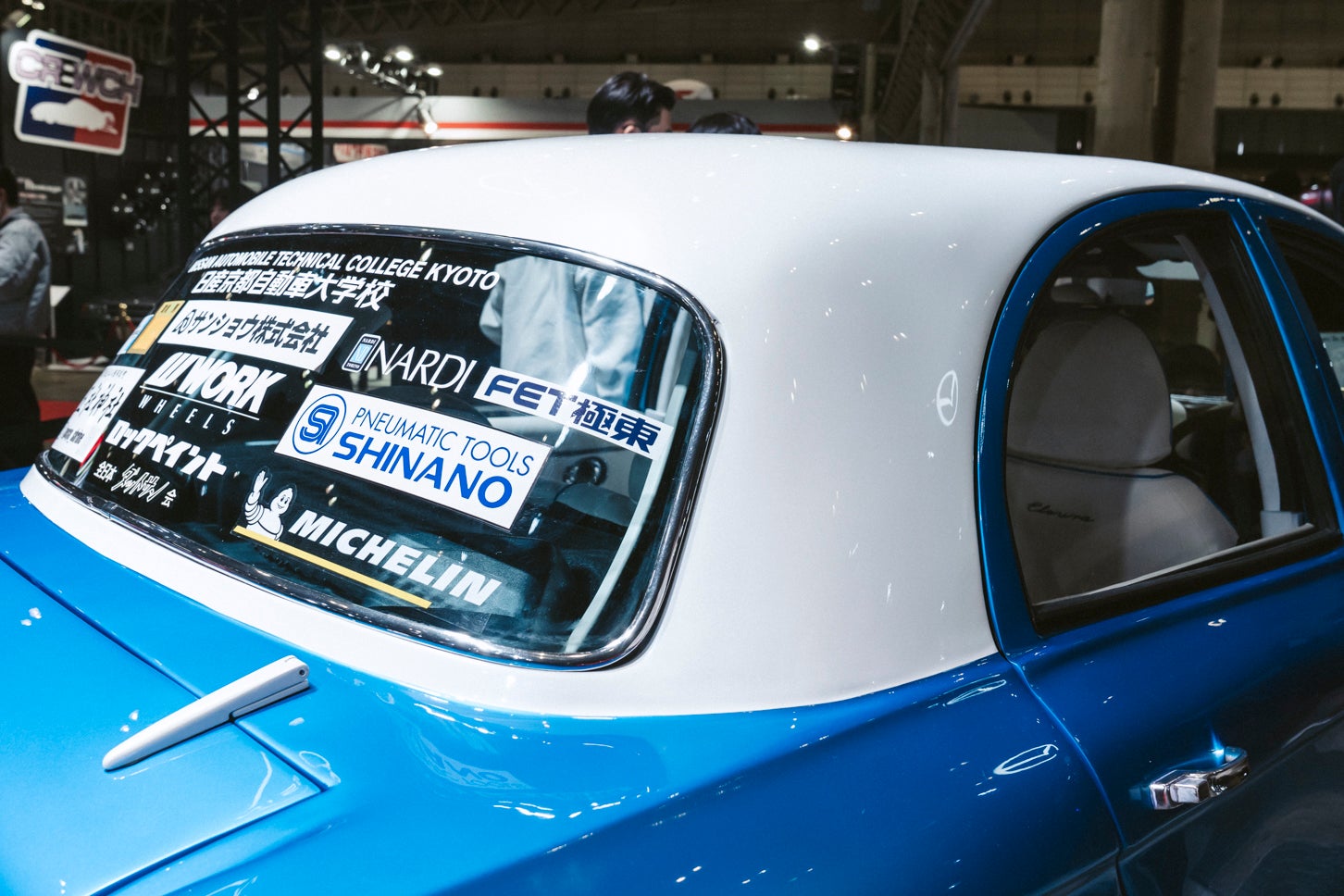 ルーフをホワイトに塗装したツートンカラーが特徴的。