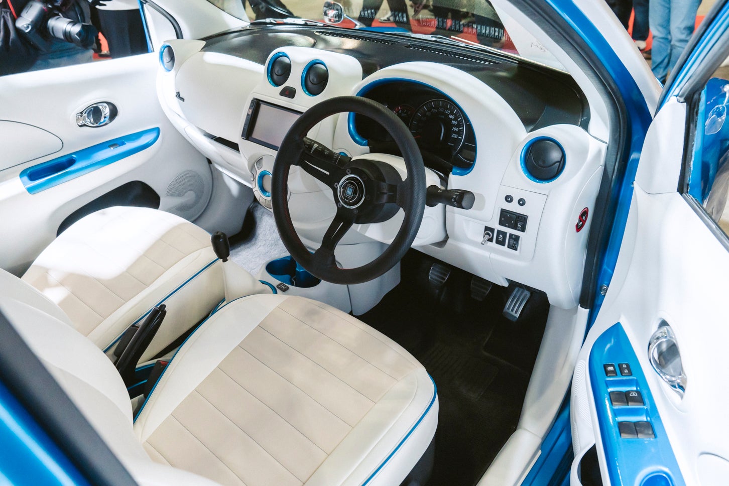 20～30代の女性をターゲットにしたインテリアは、清潔で爽やかな印象。