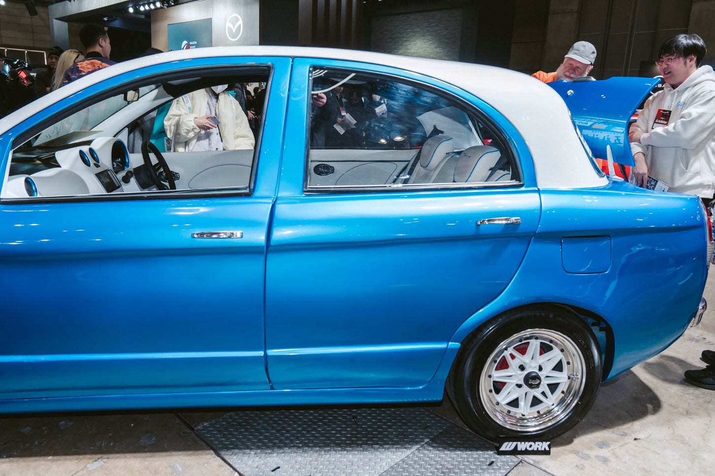 サイドにはフロントからリアまでプレスラインが入っている。