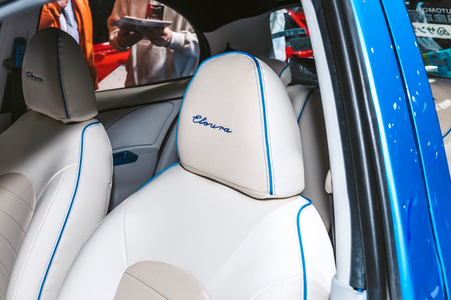 シートもオリジナルデザインで「Eloura」の刺繍入り。