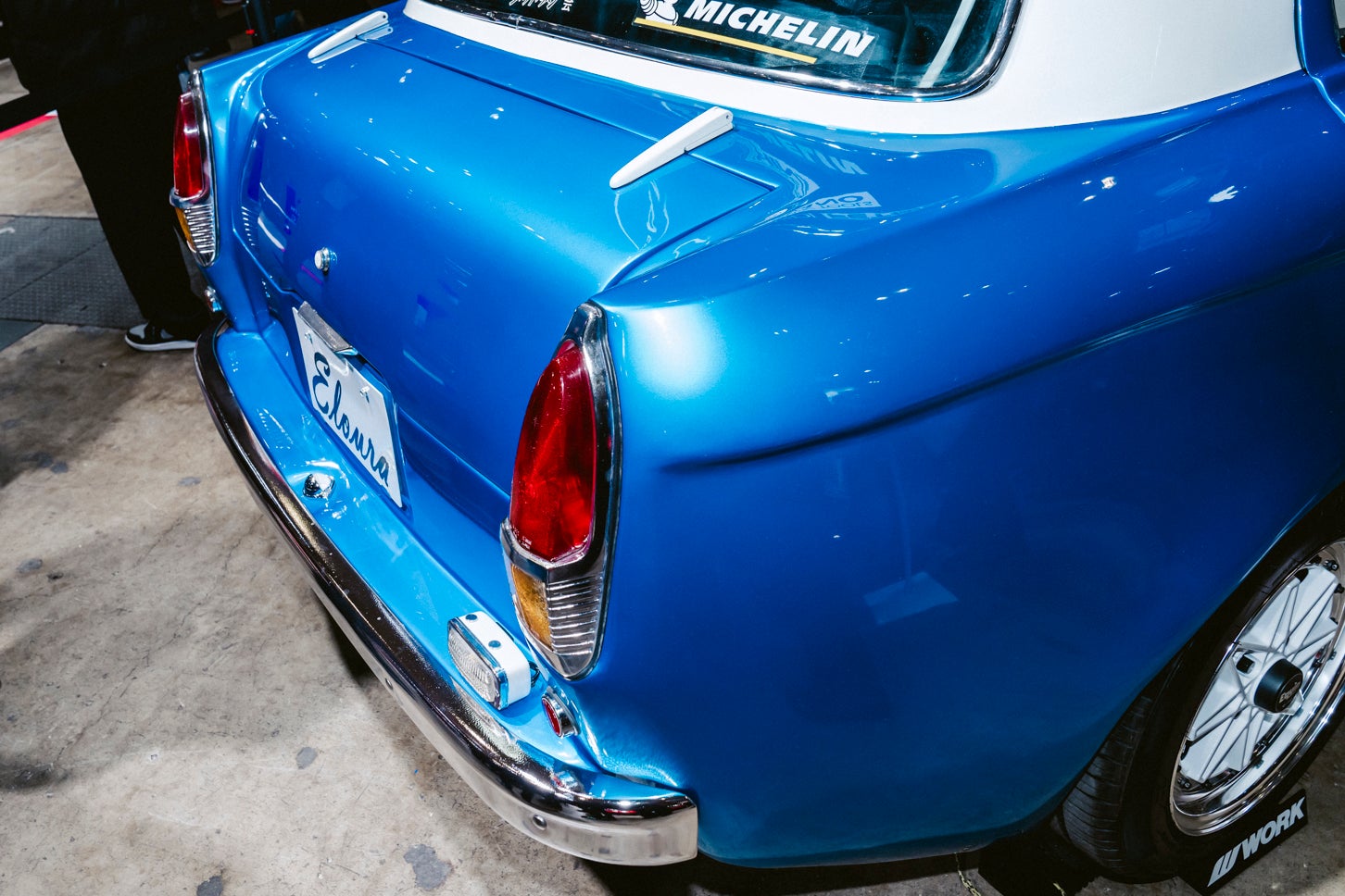 リアは312型ブルーバードを溶接している。