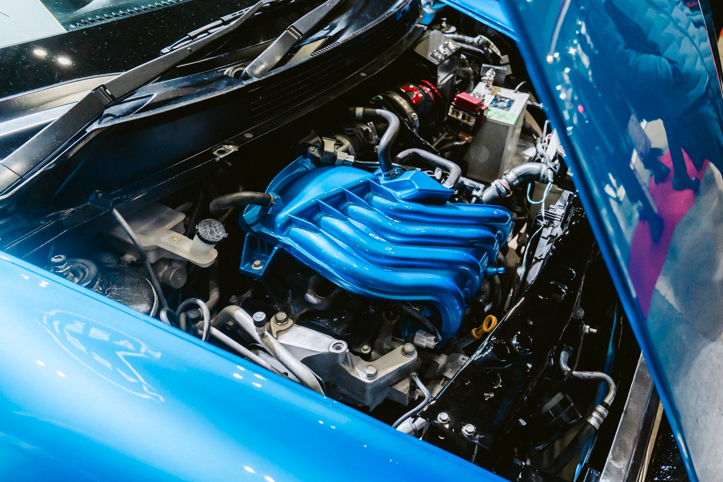 ボンネットは前開き式。エンジンヘッドはボディカラーと同色に塗装されている。