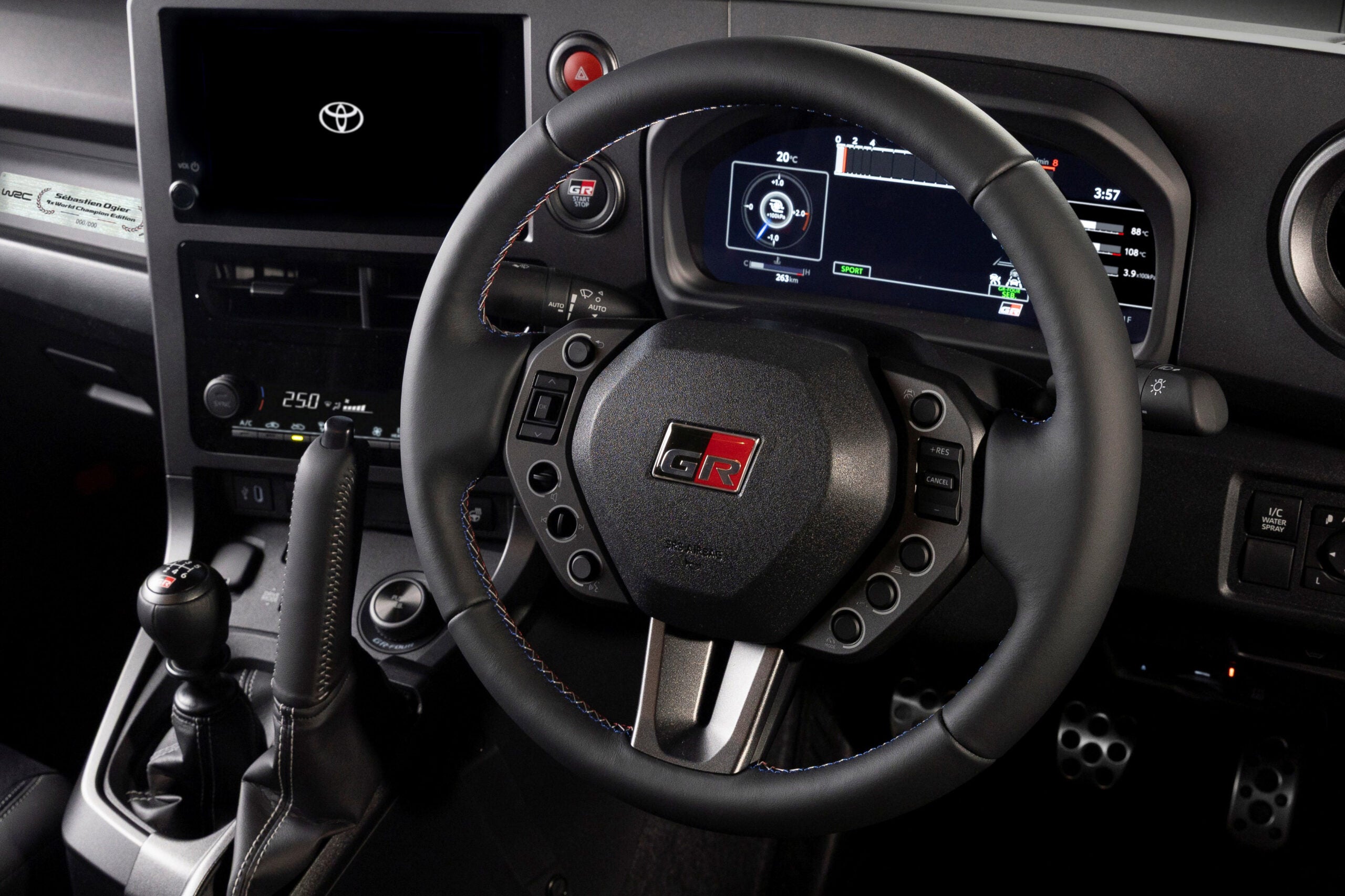 GRヤリス セバスチャン・オジエ 9x ワールドチャンピオンエディション（プロトタイプ）｜トリコロールステッチ、グレーステッチ付き革巻き縦引きパーキングブレーキレバー&カバー