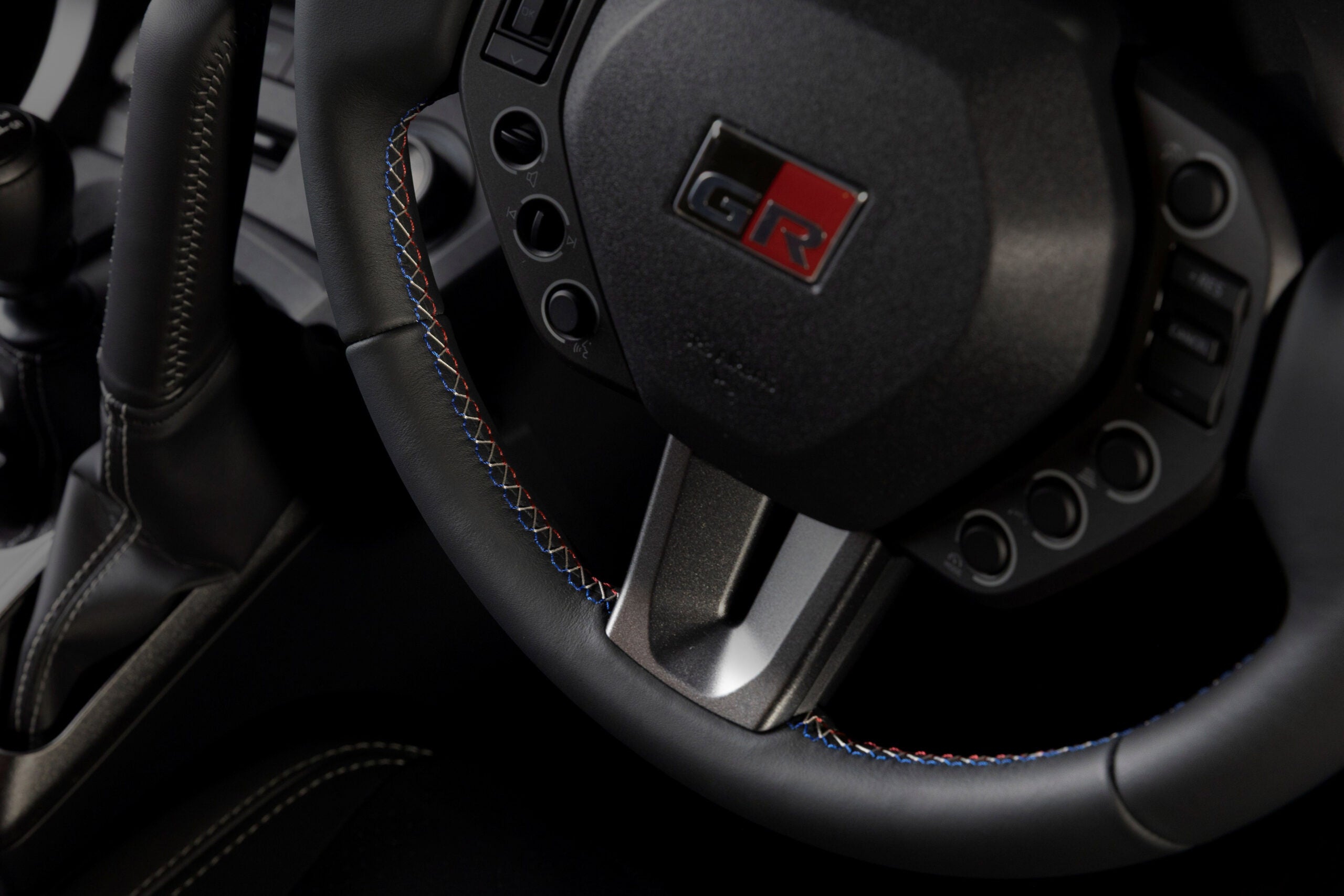 GRヤリス セバスチャン・オジエ 9x ワールドチャンピオンエディション（プロトタイプ）｜トリコロールステッチ（GR専用ステアリングホイール）