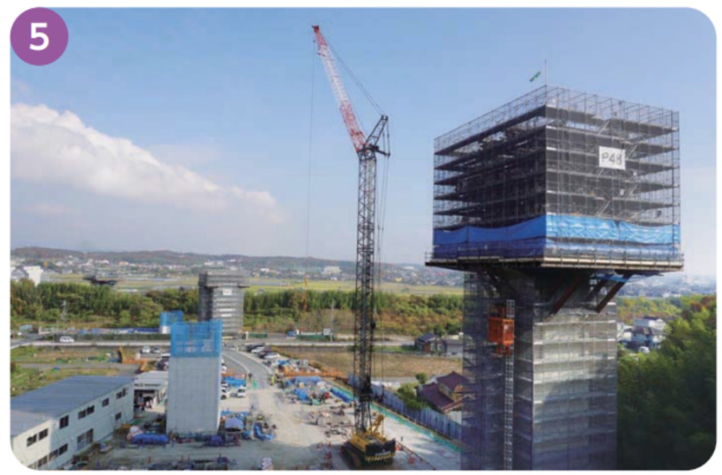 石ケ谷JCT付近の写真。橋台、橋脚を構築するとともに地山の掘削を進めている。