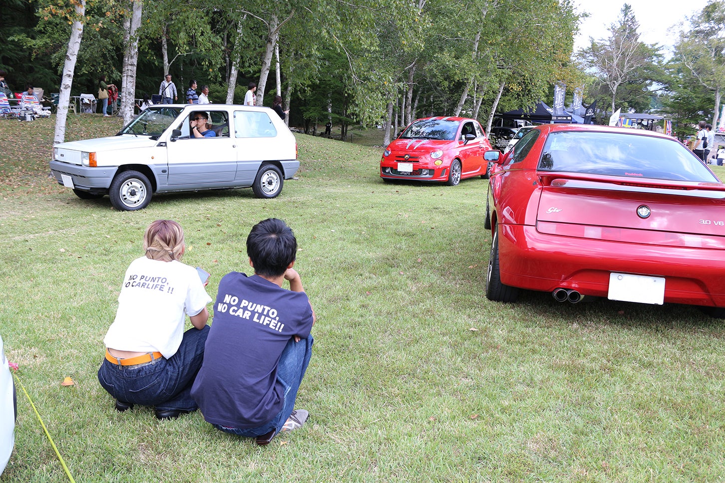 お揃いのTシャツでイベントに訪れた若者たち
